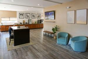 Quality Inn & Suites Georgetown - Seaford的电视和/或娱乐中心