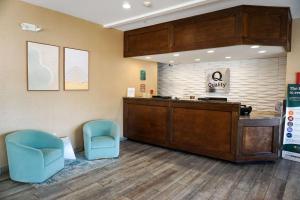 Quality Inn & Suites Georgetown - Seaford的厨房或小厨房
