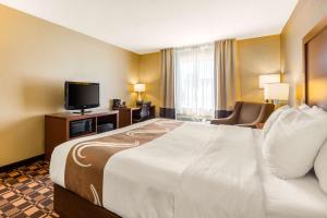 Quality Inn & Suites Georgetown - Seaford客房内的一张或多张床位