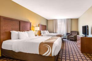 Quality Inn & Suites Georgetown - Seaford客房内的一张或多张床位