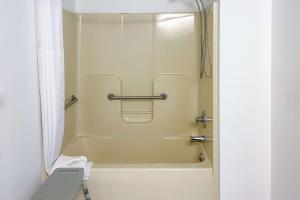 Quality Inn & Suites Georgetown - Seaford的一间浴室