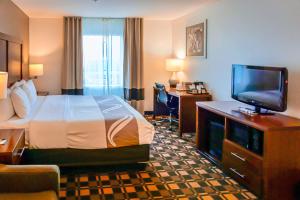 Quality Inn & Suites Georgetown - Seaford客房内的一张或多张床位
