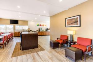 Kuchyň nebo kuchyňský kout v ubytování Quality Inn & Suites Georgetown - Seaford