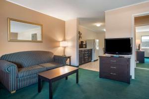TV a/nebo společenská místnost v ubytování Rodeway Inn & Suites