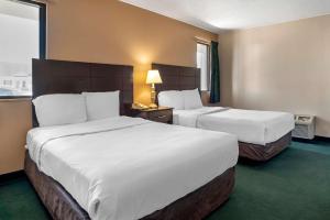Postel nebo postele na pokoji v ubytování Rodeway Inn & Suites