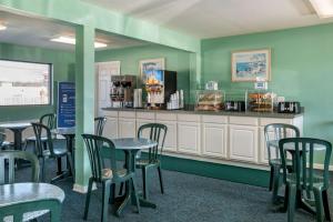 Příslušenství pro přípravu čaje a kávy v ubytování Rodeway Inn & Suites