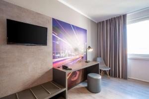 TV a/nebo společenská místnost v ubytování Hotel Berlin Lichtenberg