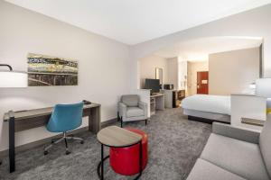 Una habitación de hotel con una cama, un escritorio y una silla. en Comfort Suites Redmond Airport, en Redmond 51 fotos más