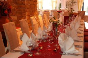 een lange tafel met wijnglazen en servetten erop bij Hotel Rabenstein in Raben Steinfeld
