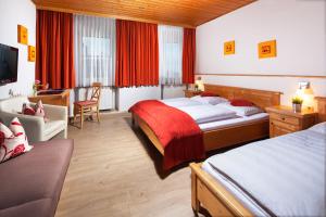 En eller flere senge i et værelse på Hotel Apartment Das Au- Gut
