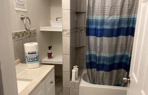 Koupelna v ubytování Lovely stay close to the redline and Boston Downtown + 12 fotografií