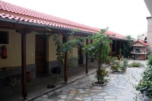 a courtyard of a building with trees and plants at Guesthouse Mitsiopoulou in Neochori