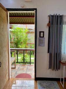 Balkón nebo terasa v ubytování Moalboal Panagsama beach TopBudz Hostel
