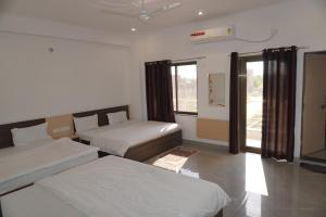 Postel nebo postele na pokoji v ubytování Shree radhe mohan hotel and resort khatushyamji