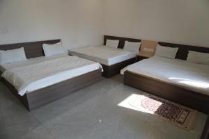 Postel nebo postele na pokoji v ubytování Shree radhe mohan hotel and resort khatushyamji