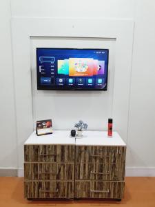 TV a/nebo společenská místnost v ubytování Business Lodges Gujrat