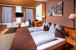 a hotel room with a bed and a couch at Hotel Apartment Das Au- Gut in Hallein