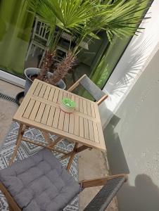 a wooden table and two chairs and a plant at Engmels Ferienwohnung in Volkertshausen