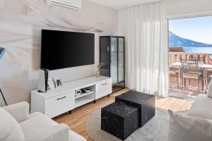 een woonkamer met een flatscreen-tv aan de muur bij Apartments Bakota in Omiš +49 foto's
