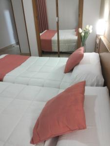 Postel nebo postele na pokoji v ubytování Hotel Helmántico