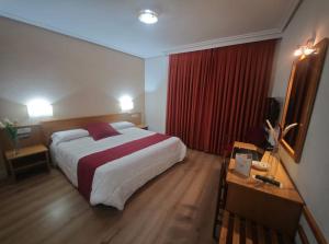 Postel nebo postele na pokoji v ubytování Hotel Helmántico