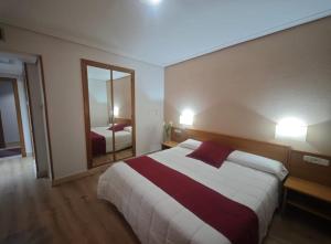 Postel nebo postele na pokoji v ubytování Hotel Helmántico