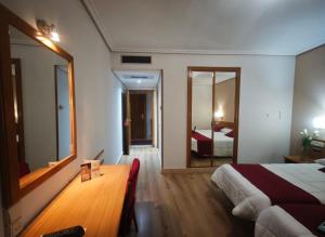 Postel nebo postele na pokoji v ubytování Hotel Helmántico