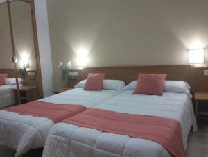 Postel nebo postele na pokoji v ubytování Hotel Helmántico