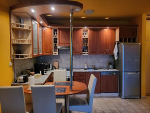 kuchnia ze stołem i lodówką w obiekcie Kiss-Füredi Apartman Szeged w Segedynie