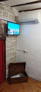 Televízia a/alebo spoločenská miestnosť v ubytovaní Studio Femi