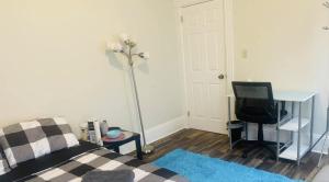 TV a/nebo společenská místnost v ubytování Lovely stay close to the redline and Boston Downtown