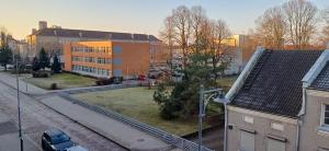 une vue aérienne sur une ville avec un bâtiment dans l'établissement Center & homely Apartment, à Klaipėda