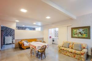 Casa Rural Mailan PARKING INCLUIDO的休息区