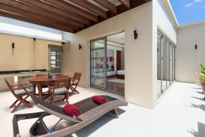 une terrasse avec une table et des chaises ainsi qu'une salle à manger dans l'établissement The Residence Bangtao Villa 216, à Ban Thalat Choeng Thale 30 autres photos