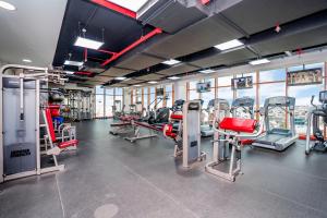 einen Fitnessraum mit mehreren Laufbändern und Heimtrainern in der Unterkunft Beautiful Palm Studio with a Wow View in Dubai