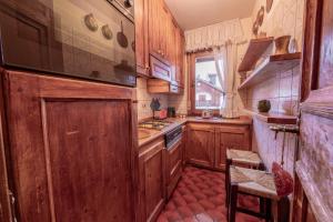 Dapur atau dapur kecil di Cortina City Center Alpine Apartment with Private Garage
