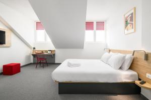 En eller flere senge i et værelse på B&B HOTEL Kalisz Centrum + 28 billeder