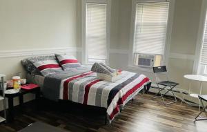 Postel nebo postele na pokoji v ubytování Lovely stay close to the redline and Boston Downtown