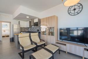 a kitchen with two chairs and a tv and a counter at CostaBlancaDreams Calpe Beach in Calpe in Alicante