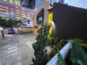 クアラルンプールにあるBungalow Perkasaの建物前の木のある家