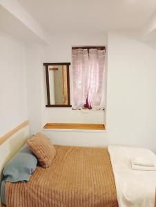 Łóżko lub łóżka w pokoju w obiekcie Habitaciones Casa Santander Playa Valdenoja