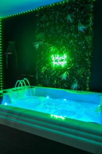 Fotografie z fotogalerie ubytování Ô Spa Privatif - Luxury Suite - JACUZZI-SAUNA-NETFLIX-FISHSPA-SERVIETTES-PEIGNOIRS-SANDALES-CAFE v destinaci Morlanwelz-Mariemont