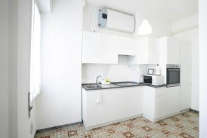 Kuchyň nebo kuchyňský kout v ubytování Ale E-Commerce Holiday Home + 24 fotografií