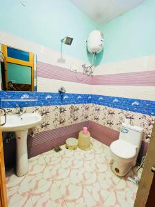 a bathroom with a toilet and a sink at Chalo Chhalal Hotel & Cafe in Kasol