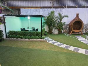 クアラルンプールにあるBungalow Perkasaの大きなガラスルーム(テーブル付) +37枚の写真