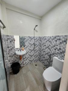 Ένα μπάνιο στο pacific apartment