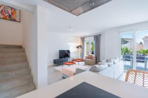 Una sala de estar con un sofá y un televisor en CostaBlancaDreams Bernia Views in Calpe, en Empedrola