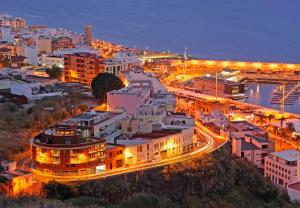 Nespecifikovaný výhled na destinaci Santa Cruz de la Palma nebo výhled na město při pohledu z apartmánu