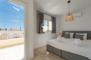 Un dormitorio con una cama y una ventana grande. en CostaBlancaDreams Bernia Views in Calpe, en Empedrola 35 fotos más