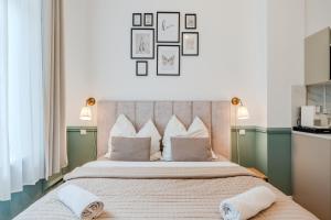 Postel nebo postele na pokoji v ubytování Prenzlauer Pearl Luxury Suite